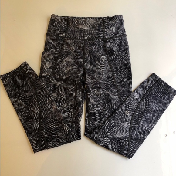 Lululemon Time To Sweat Crop 23" Velocity Mesh Island Mist Black Size 2 - Picture 4 of 10